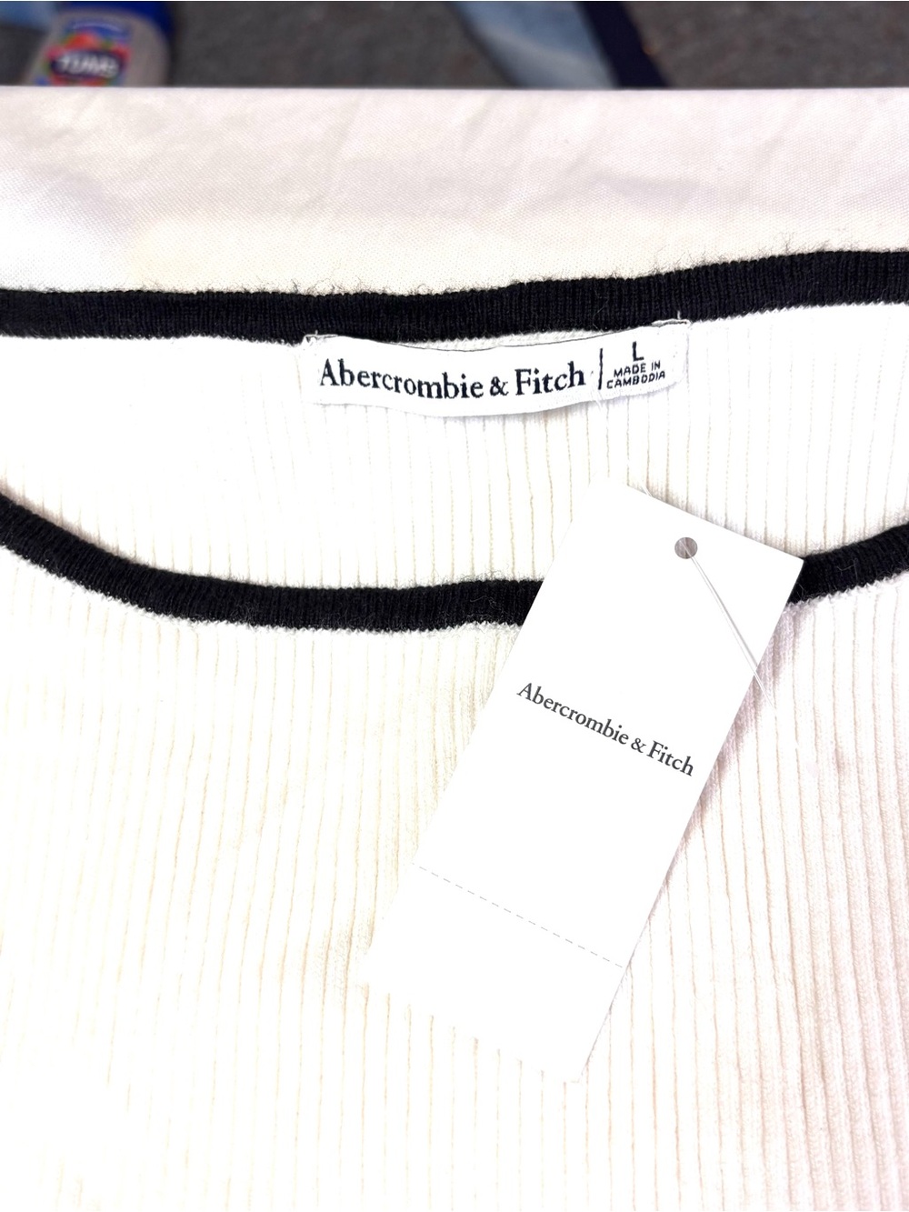 Abercrombie & Fitch Cream Sleeveless Sweater Tank with Black Trim MSRP $60 - Picture 4 of 5